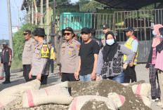 Demi Keselamatan dan Kenyamanan, Belida Polres Lahat Tambal Jalinsum Berlubang