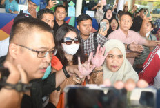 Disambut Puluhan Korbannya, Alnaura Dada Melambaikan Tangan Saat Tiba di Bandara Palembang