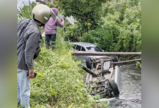 Dua Mobil Nyemplung ke Irigasi, Korban Dilarikan ke Pusskesmas