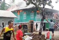 Dievakuasi Tetangga, Pemilik Rumah Selamat, Api Ludeskan Rumah Panggung
