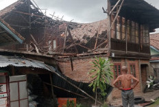 Rumah Panggung di Kayuagung Ambruk, Genting dan Dinding Berjatuhan Dimakan Usia