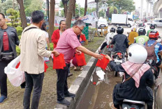 Bagikan Takjil, Bentuk Kepedulian pada Warga, Agenda Rutin PDI Perjuangan