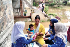 Petugas Puskesmas Celikah Obati Warga Terdampak Banjir