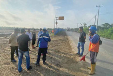 Ceceran Material Bikin Jalan Nasional di Bayung Lencir Licin, Camat Instruksikan Perusahaan Bersihkan