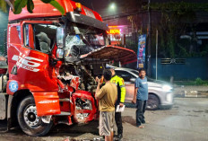Dua 'Transformer' Tabrakan di Jalan Protokol, Satu Truk Ringsek, Satunya Lagi Melarikan Diri