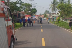 Truk Tangki BBM Terguling Usai Tabrak Dua Pejalan Kaki dan Rumah Warga di Muba