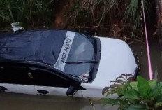 Avanza Nyemplung ke Sungai Akibat Kabut Tebal dan Jalan Gelap Tanpa Pagar Pengaman
