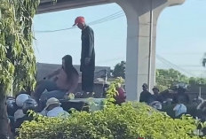 Angkot Jurusan Kertapati-Ampera Terbalik di Pangkal Jembatan Ampera, Penumpang Dievakuasi Warga