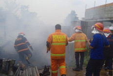 Kebakaran Akibat Bocoran Tabung Gas Lumatkan Rumah Kayu di Palembang