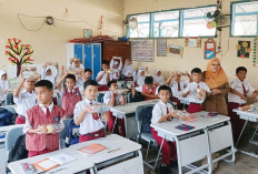Bagikan MBG Menu Kering Selama Ramadan Supaya Tetap Aman Dikonsumsi Siswa saat Berbuka Puasa