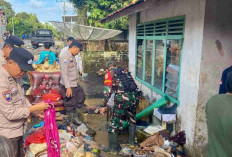 Banjir di Desa Ulak Pandan OKU Berangsur Surut, BPBD dan Warga Bersihkan Permukiman