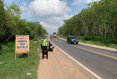 Antisipasi Kecelakaan di Jalintim, Satlantas Polres Banyuasin Pasang Papan Imbauan