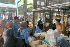 Plastik Naik, Layanan Gratis di Pasar Mulai Dibatasi, Harga Ikan dan Ayam Masih Stabil