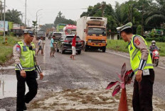 Polisi Satlantas Banyuasin Timbun Jalan Berlubang di Jalan Lintas Timur untuk Cegah Kecelakaan