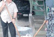 Ziarah Ke Makam Ortu, Mantan Ketua KPK Firli Bahuri Kembali ke di Desa dan Kedapatan Bantu Warga Ngaduk Lempok