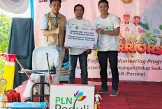 Aksi Nyata PLN dan Qur’anic Farm Angkut 1,3 Ton Sampah dari Sungai Aur Palembang