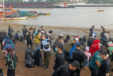  Bersihkan Lebih 1 Ton Sampah, Ada Popok Bayi, Gerakan The Guardians of The River di Kawasan Kampung Kapitan