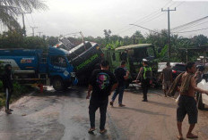   Bawa Alat Berat, Tronton Tabrak Truk Tangki 