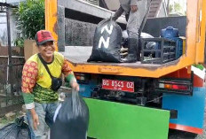 Satu Jam Langsung Datang, Warga Puas Layanan Penjemputan Sampah Besar Tetap Operasional Hari Libur 