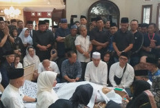 Jenazah Tiba Disambut Isak Tangis Keluarga dan Pelayat 