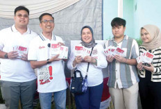 Ditemani Istri dan 3 Anak, Pj. Walikota Palembang Ratu Dewa Jadi Pencoblos Pertama di TPS 053