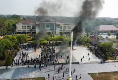 Aksi Tapal Batas Memanas, Massa Bakar Ban di Kantor Bupati OKU Timur, Enos Teken Kesepakatan Bela Tiga Desa