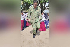  Seru, Tentara Singapura Main Engklek di SDN 12 Martapura