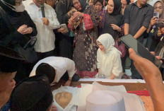 Usap Kening Alex Noerdin, Herman Deru Sampaikan Duka Mendalam ke Keluarga, Simak Pernyataannya