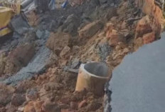 Ngeri! Badan Jalan Jalinteng Sekayu Amblas ke Arah Sungai Musi, Pengendara Diminta Ekstra Waspada