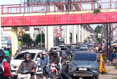 Parkir Depan Pasar Biang Macet Km 5, Mobil dan Motor Meluber ke Bahu Jalan