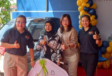 Siti Fatimah Terima Hadiah Mobil Listrik dari Jotun dalam Program Undian Hari Raya