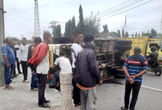 Truk Terbalik di Ogan Ilir, Terguling Usai Hindari Mobil yang Belok Tanpa Pemberitahuan