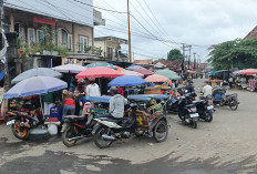 Berulang Kali Ditertibkan, Pedagang Tetap Berjualan Di Badan Jalan Pada Pasar 2 Ulu