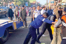 Petugas Pasang Dinding Beton, Cegah Pedagang Kembali Berjualan di Bahu Jalan