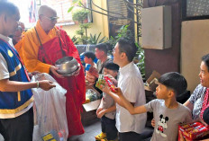 Jelang Perayaan Hari Tri Suci Waisak Ribuan Umat Buddha Gelar Prosesi Pindapatta