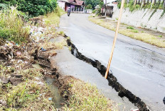Hujan Deras Bikin Jalan Depan Rumdin Wabup di Kabupaten Empat Lawang Amblas, Dinding Masjid Al-Khidhir Retak