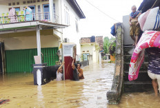 Warga Gotong Royong Selamatkan Barang, Terendam Banjir 1 meter, Akses OKU-OKUS Lumpuh