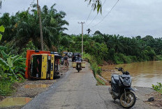 Truk Muatan Sawit Nyaris Terjun ke Sungai di Muratara