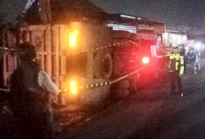 Rem Blong, Dump Truck Batu Bara Timpa Rumah Warga, Kejadian di Jalan Lintas Muara Enim