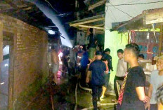 Atap Rumah Terbakar Tak Dihuni Bikin Panik, di Pemukiman Padat Penduduk