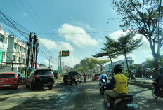 Aspal Lama Sudah Dikeruk, tapi Tak Kunjung Dilakukan Pengaspalan Pengemudi Kendaraan Hati-Hati Melintas