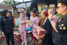 Duo Srikandi Fitri-Nandri Kunjungi Korban Kebakaran di Lebak Murni