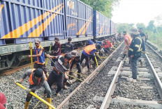 Dukung Keselamatan dan Keandalan Perjalanan KA, PT KAI Divre III Palembang Ganti Ribuan Rel KA di Muara Enim 