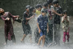 Ahli Ingatkan Orang Tua Jangan Biasakan Anak-anak Mandi Hujan