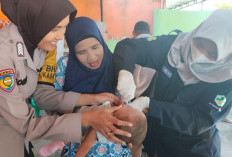 Bripka Corry, Sosok Ibu Asuh Anak Stunting di Pedalaman OKU Timur: Tegas di Jalan, Lembut di Pelukan Anak  