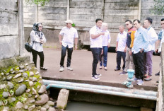 Tinjau Titik Banjir di Sukarami, Anggota DPRD Kota Palembang Carikan Solusi