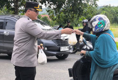 Kapolres Prabumulih Turun ke Jalan, Bagikan Takjil untuk Pengendara