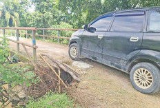 Tergerus Banjir, Pangkal Jembatan Ini Amblas 