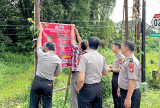 Polisi Pasang Spanduk Waspada Banjir di Muara Enim