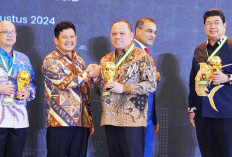 Pj Bupati H Sandi Terima Penghargaan UHC Awards 2024 